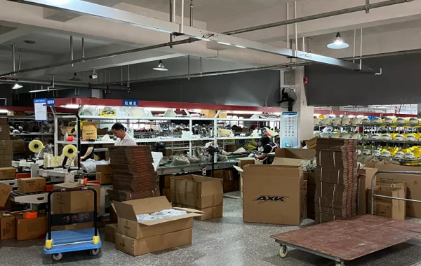 Tour della produzione: all'interno della nostra moderna officina per la produzione di caschi da motociclista