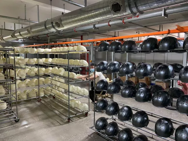 La nostra fabbrica di caschi aggiorna la linea di produzione per aumentare la capacità di personalizzazione degli OEM